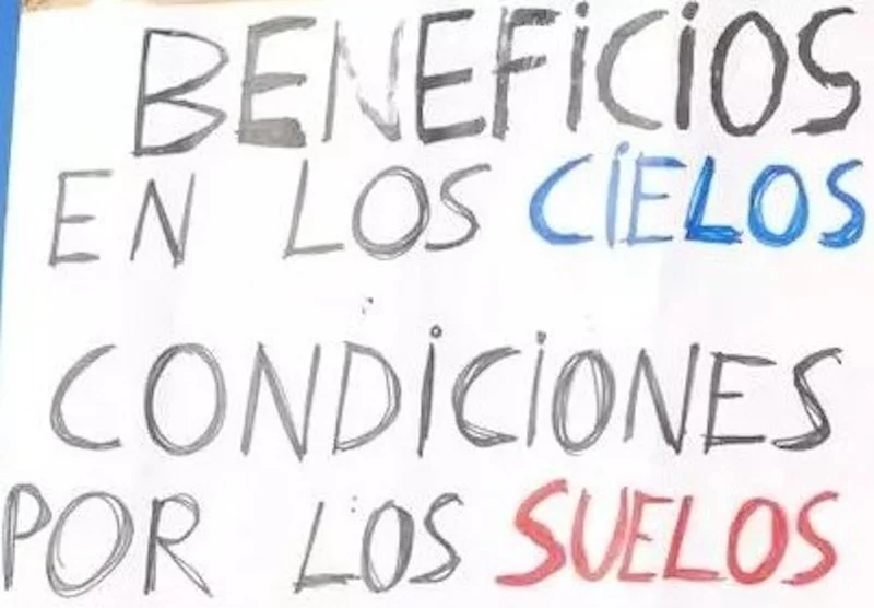 Cartel Beneficios en los cielos, condiciones por los suelos