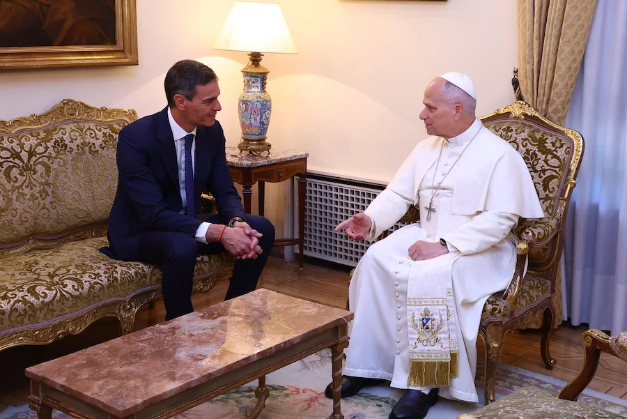 Pedro Sánchez y León XIV reunidos en la Nunciatura Apostólica de Madrid | Foto de Pool Moncloa/Fernando Calvo