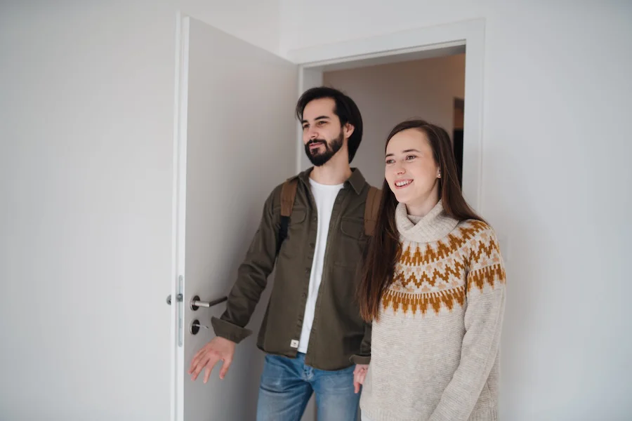 Jóvenes viendo un piso | Foto de 123RF/halfpoint
