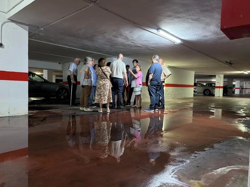 Fuga de agua en avenida de Andalucía