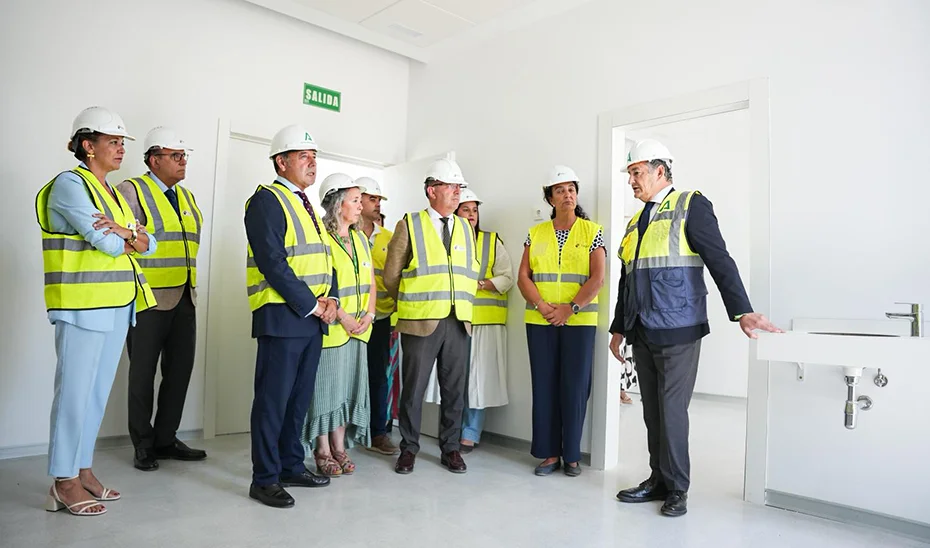 El consejero de Sanidad en funciones, Antonio Sanz, durante su recorrido por el nuevo centro de salud de El Cuervo.