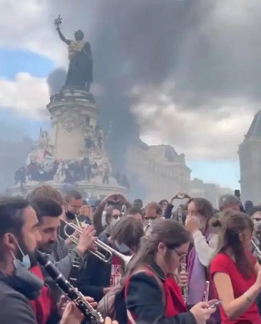 Imagen de la Plaza de la República: jóvenes tocando música bajo una lluvia de gases lacrimógenos