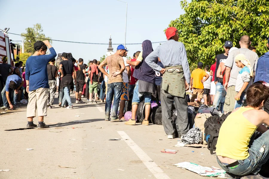 Migrantes hacen cola en un puesto fronterizo | Foto de 123RF/spectral