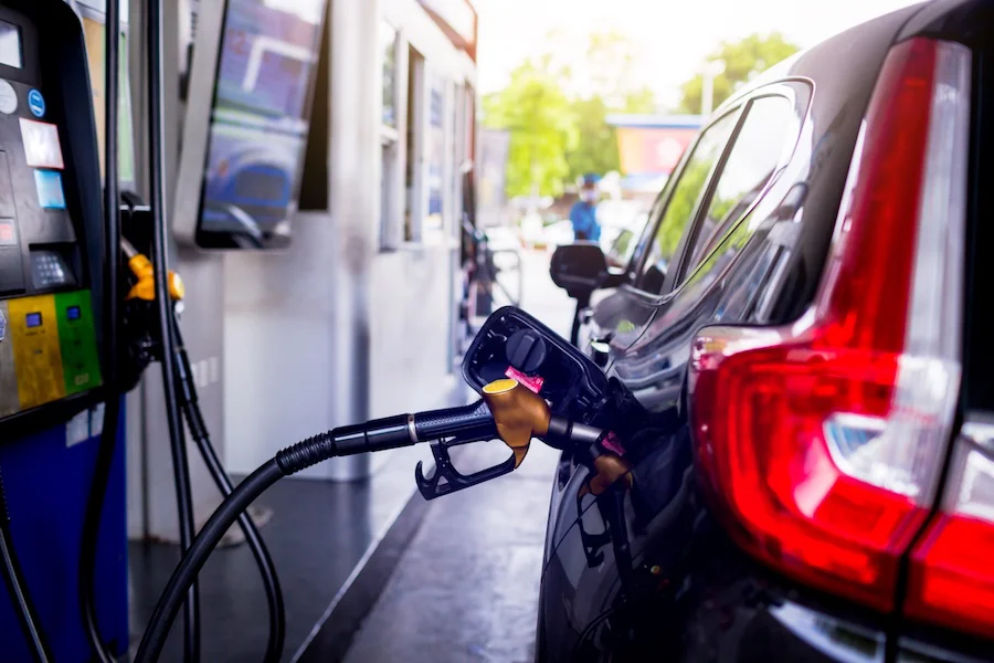Coche repostando en una gasolinera | Foto de 123rf/koonsiri