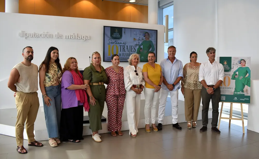 Los diseñadores malagueños junto a la Diputada Esperanza González, Teresa Porras y el gerente de Cafe Santa Cristina, Diego Benitez