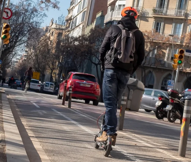 Persona usuaria de patinete eléctrico | Foto de Fundación Mapfre