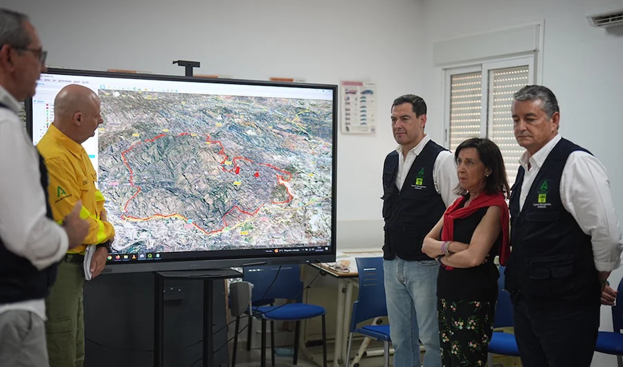 El presidente andaluz, Juanma Moreno, atiende a las explicaciones sobre la zona afectada, junto a la ministra de Defensa