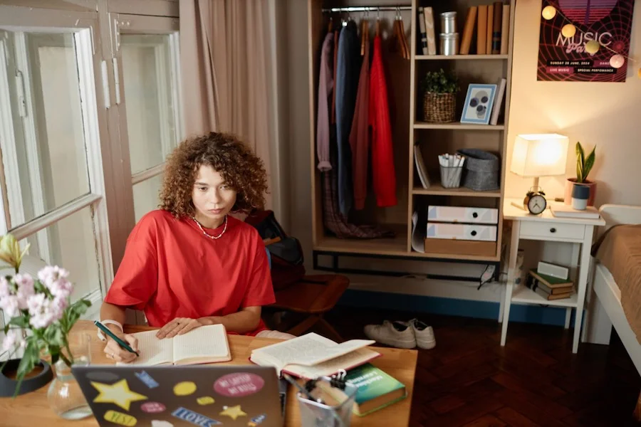 Una mujer trabaja en una habitación | Foto de 123RF/seventyfour74
