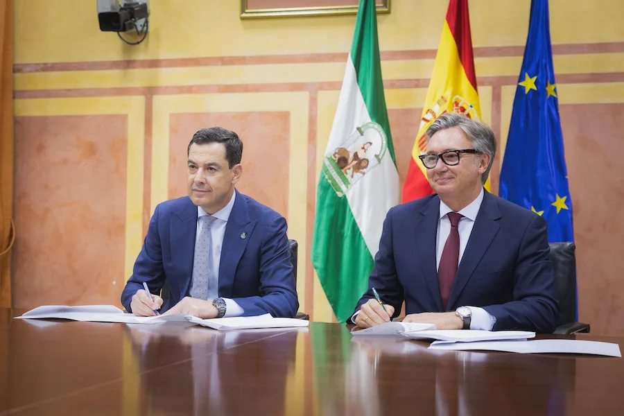 Juanma Moreno y Manuel Gavira firman el 'Acuerdo de Gobierno y Estabilidad' de PP y Vox | Foto de Vox