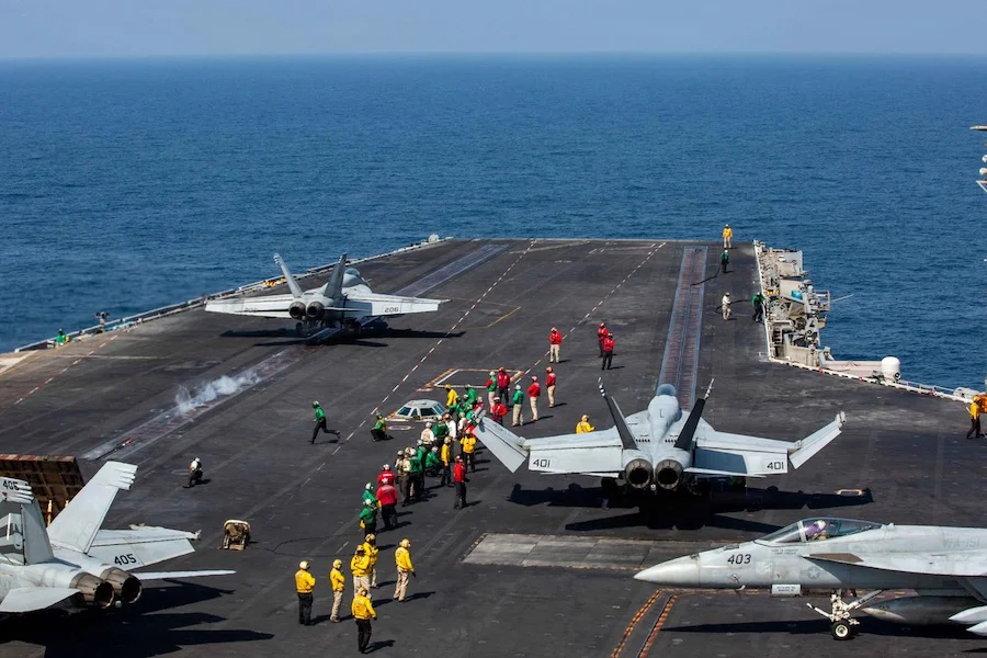 La cubierta del USS Abraham Lincoln (CVN-72), uno de los portaviones desplegados por EEUU en la operación contra Irán | 
