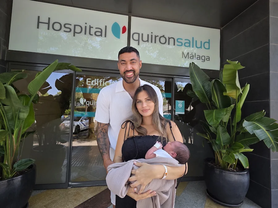 Augusto Lima y Camila Marcucci, padres de un niño en Quirónsalud Málaga
