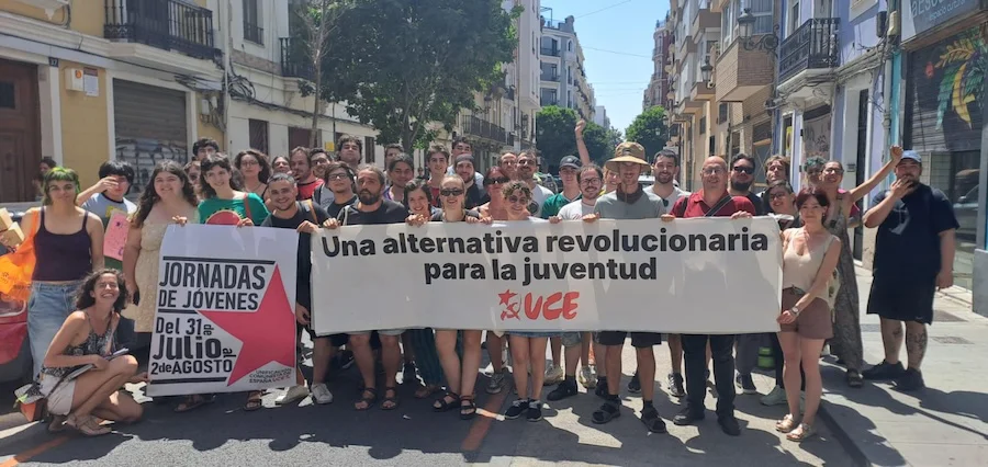 La seccion de jovenes de Unificacion Comunista de España cerrando su jornada