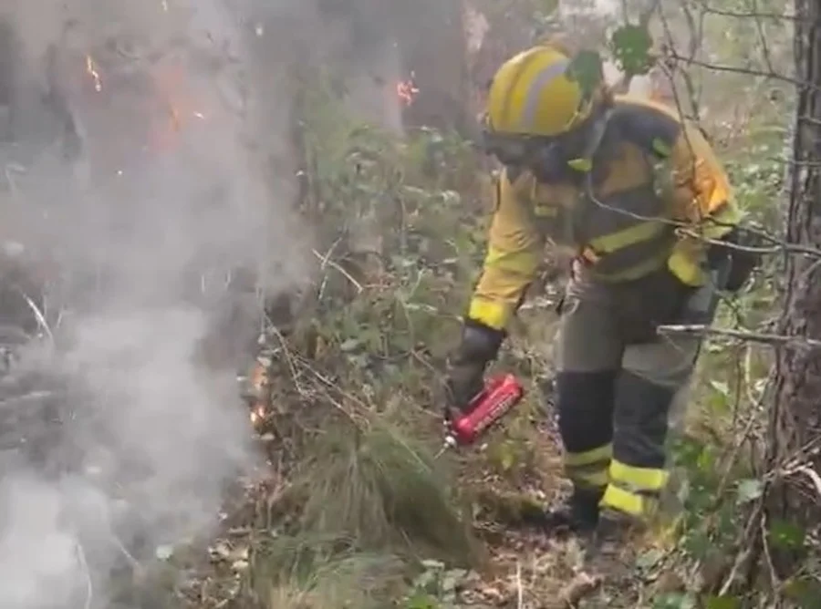 Brigadista de Brif Tabuyo utilizando fuego técnico en Murias de Ponjos (León) | Foto de AT-Brif