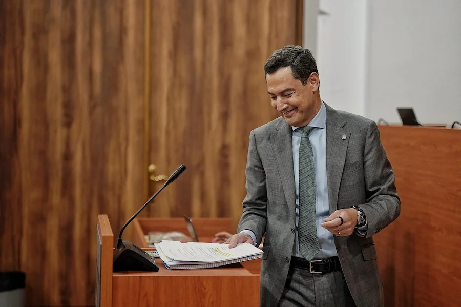 Juanma Moreno, durante la segunda jornada de la sesión de investidura | Foto de Santana de Yepes