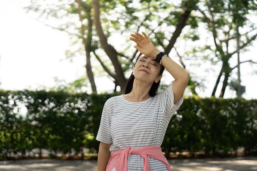 Una mujer sofocada por el calor | Foto de 123RF