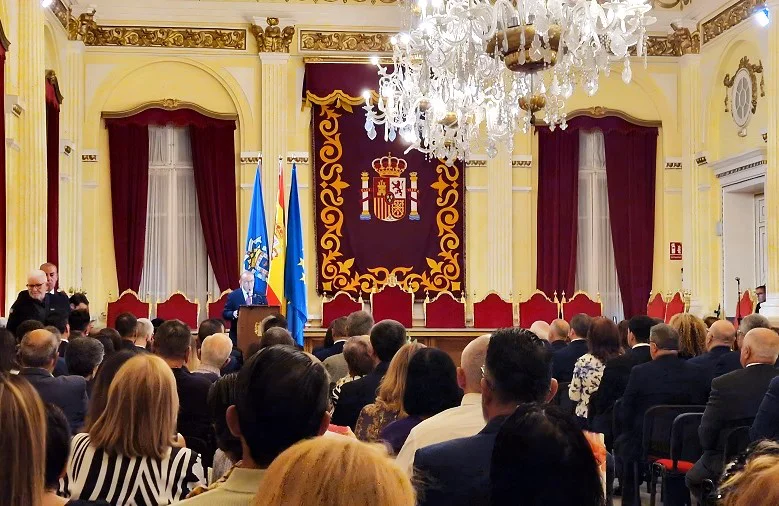 salon dorado ayuntamiento Melilla medallas de oro 2026