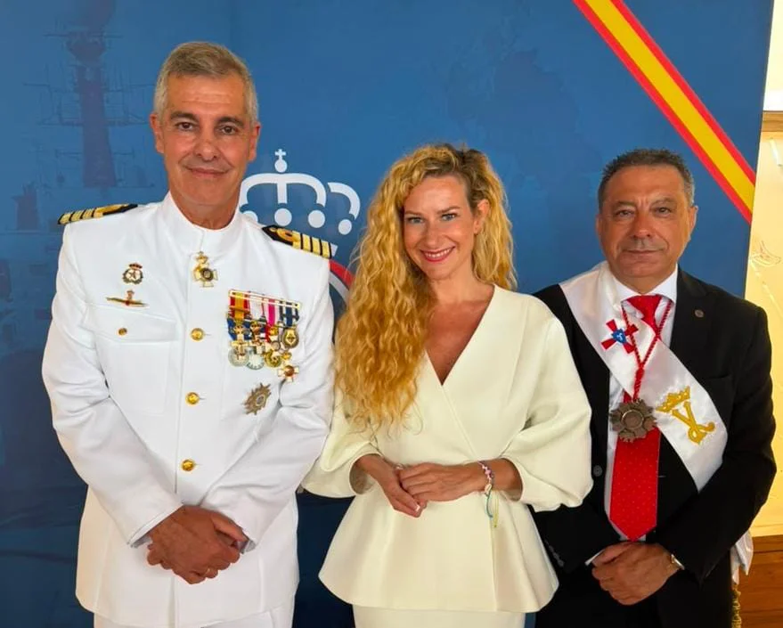 junto con el comandante naval Eduardo Estrella