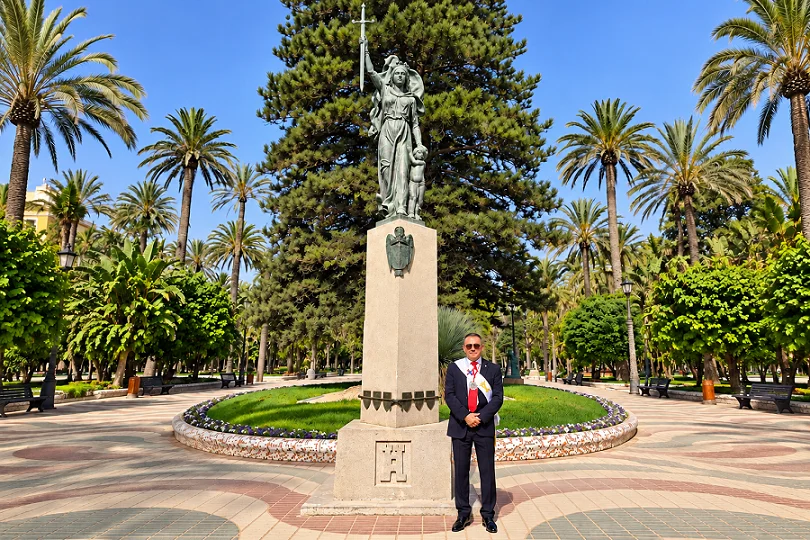 Juanjo Florensa junto a la Estatua de Isabel la Católica