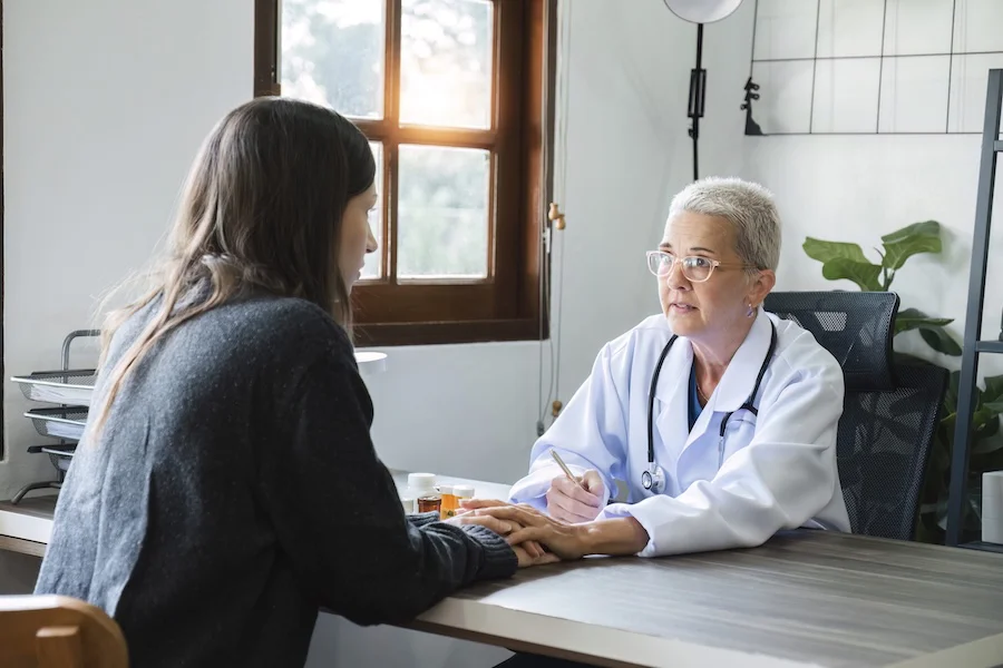 Mujer en consulta médica | Foto de 123RF/annlisa
