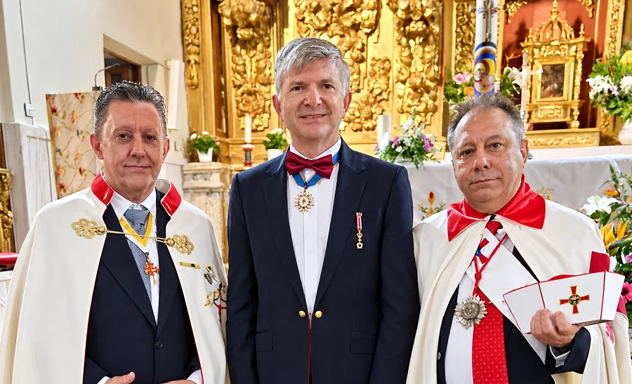 Pte HNME junto a un Caballero Orden San Damaso y Juanjo Florensa 