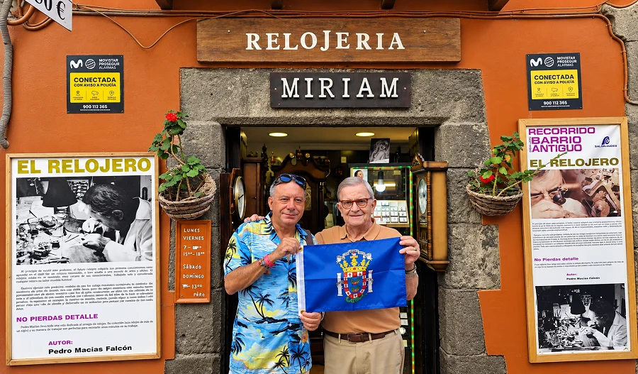 El relojero Pedro Macías junto a Juanjo Florensa
