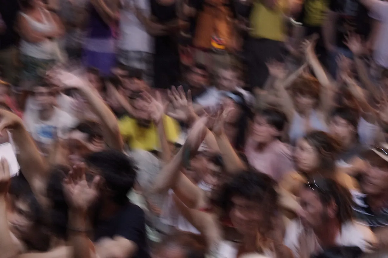 fans-867557_1280