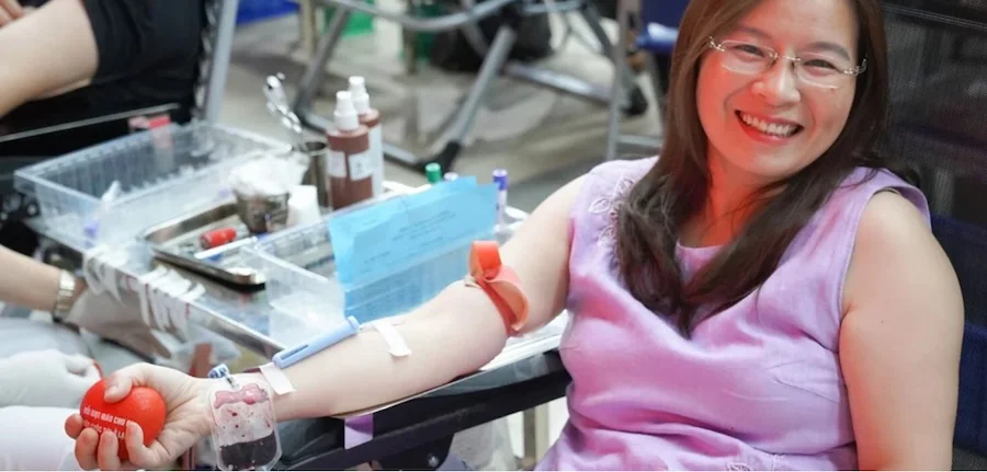 Una miembro de dirección de la OMS Viet Nam dona sangre | Foto de Loan Tran / OMS