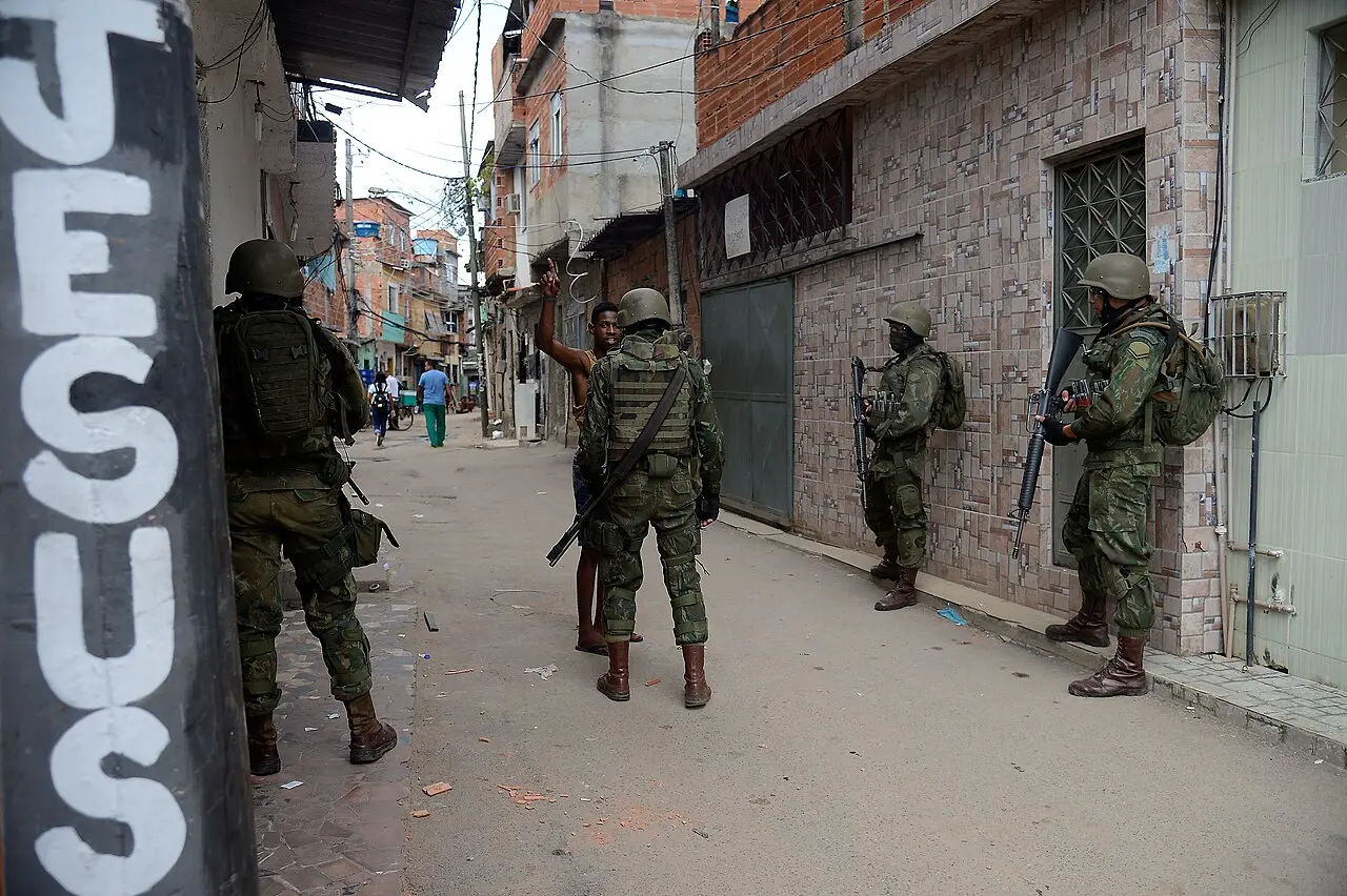 Operacao_militar_na_favela_Kelsons_no_Rio_de_Janeiro_26516234998