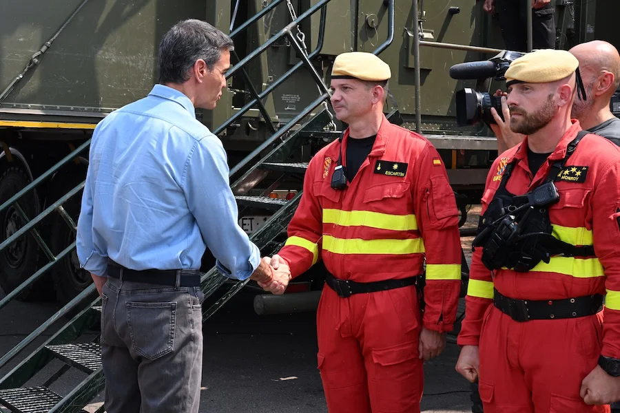 Pedro Sánchez en su visita al Puesto de Mando Avanzado de Vall d'Uixó (Castellón) | Foto de Pool Moncloa/Borja Puig de l