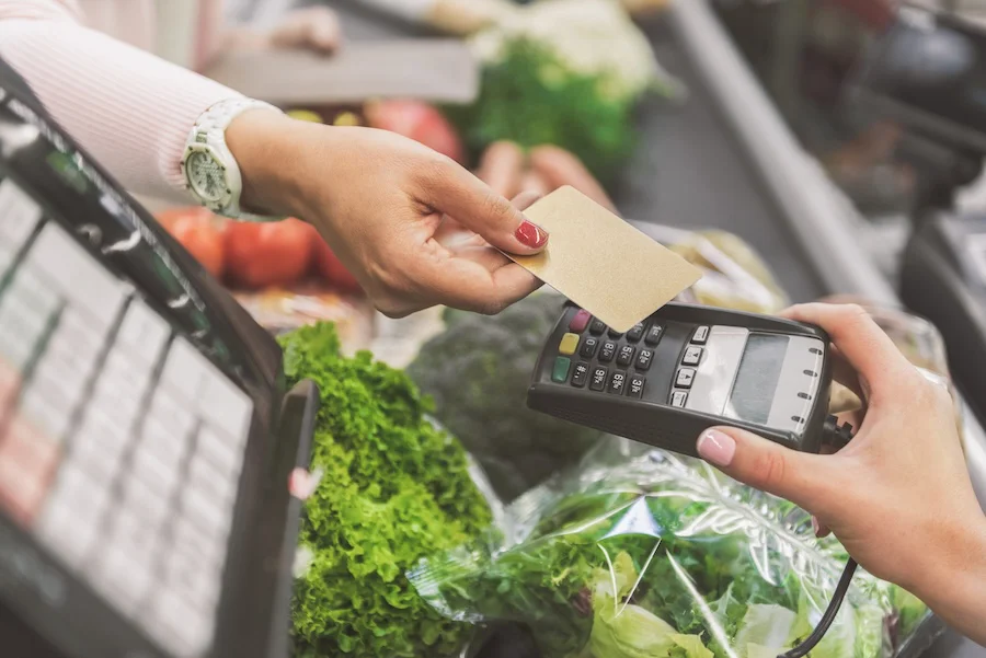 Persona pagando en un hipermercado | Foto de 123RF/iakovenko