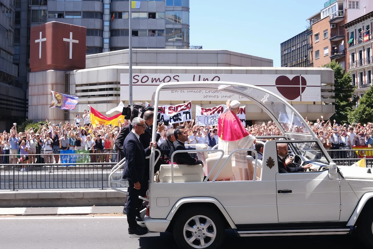 El Papa llega a la plaza de Lima de Madrid | Foto de Conelpapa.es/Marcos Nogales