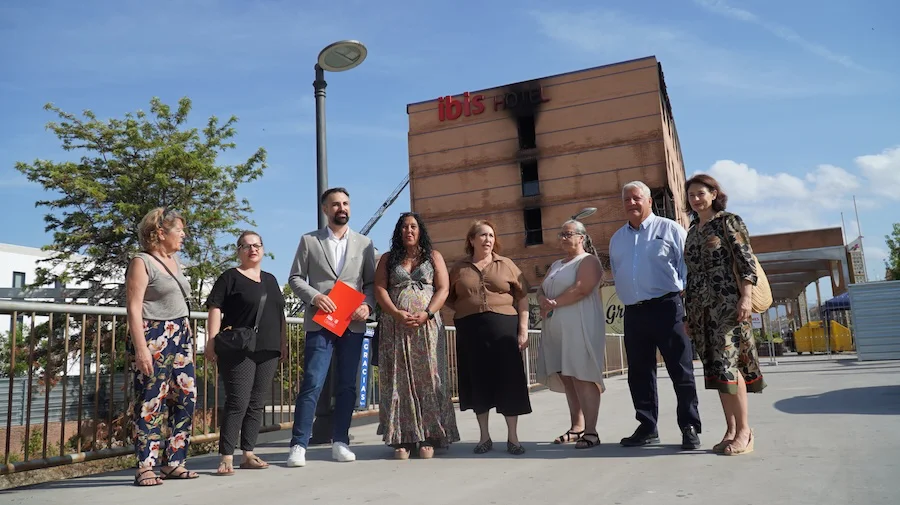 FOTO DE ARCHIVO - Grupo municipal PSOE junto al hotel IBIS (1) (1)